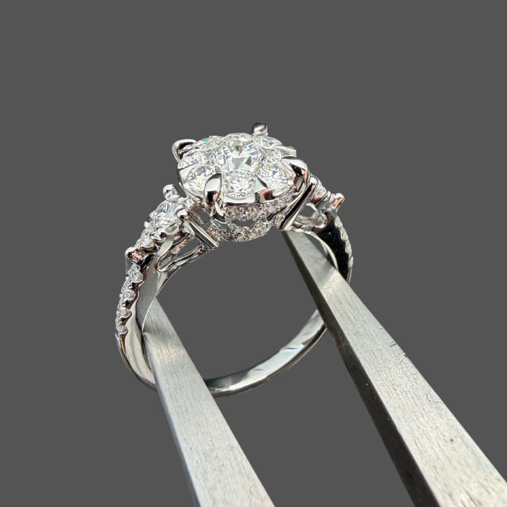 Bague Illusion Fleur de Diamants 1,07 ct – Or Blanc 18 Carats