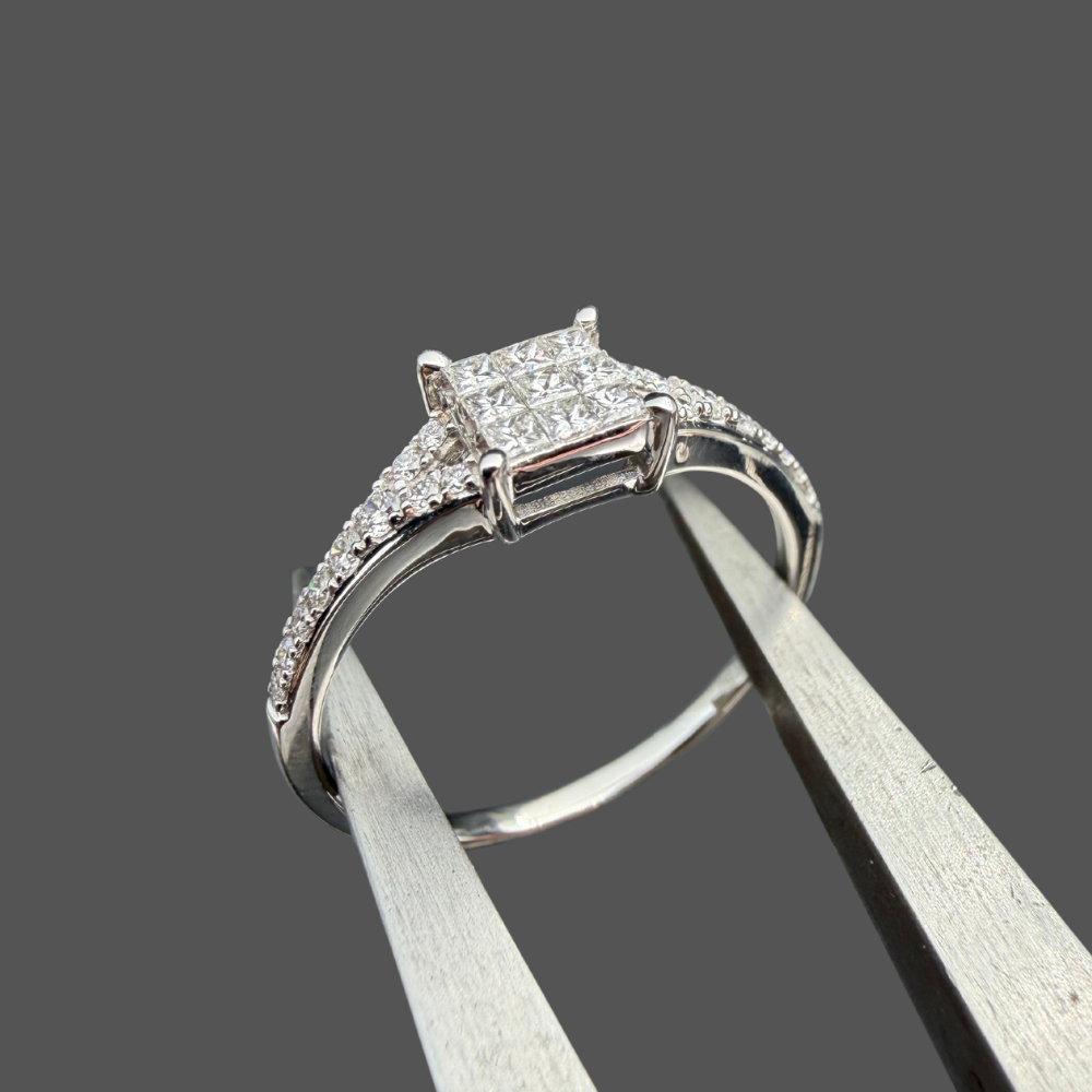 Bague Carrée Illusion Pavée de Diamants – Or Blanc 18 Carats