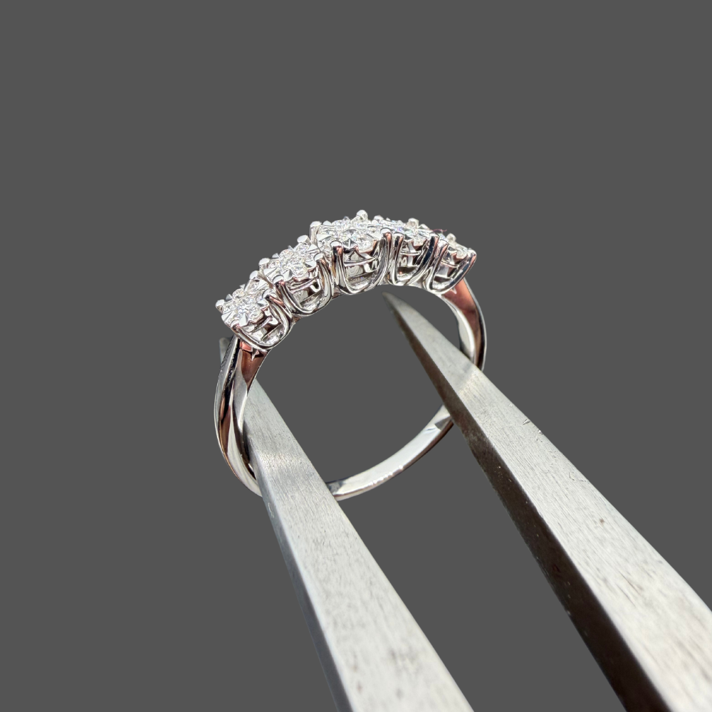 Demi-Alliance Illusion Pavée de Diamants – Or Blanc 18 Carats