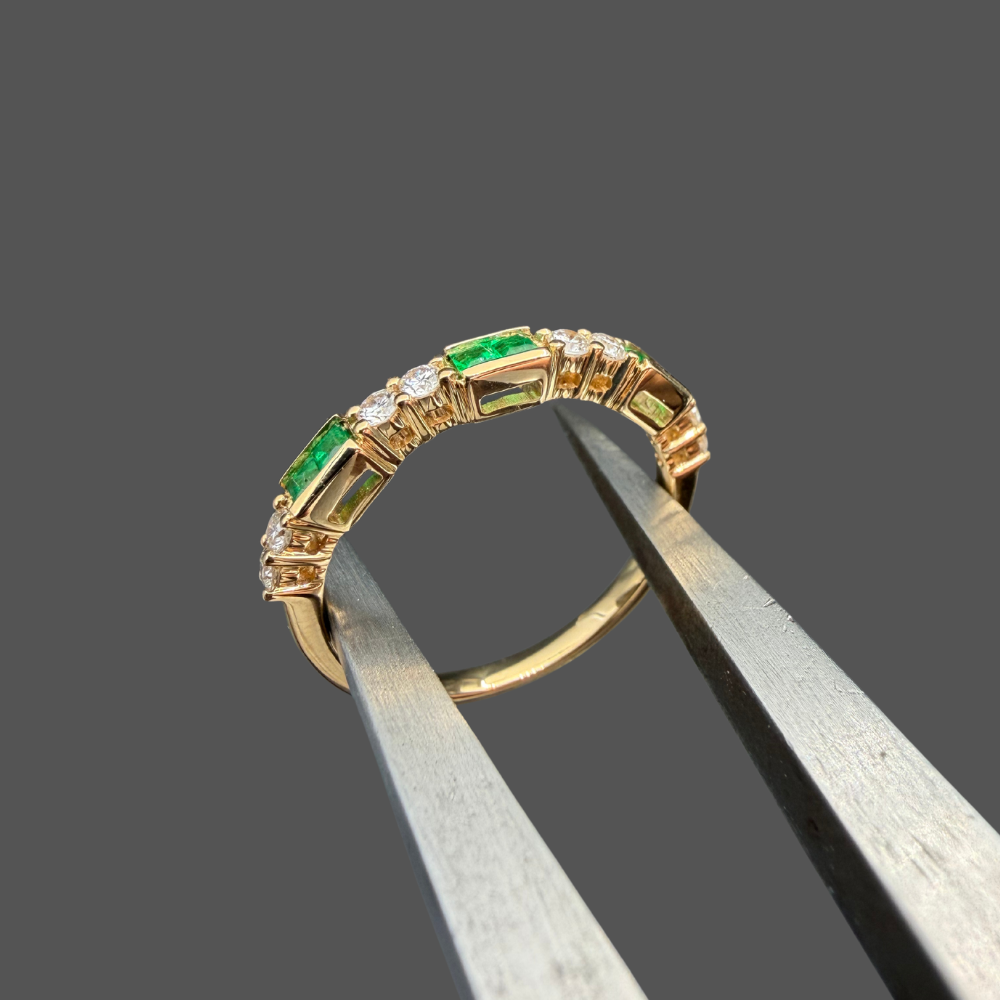 Demi-Alliance Émeraudes & Diamants – Or Jaune 18 Carats