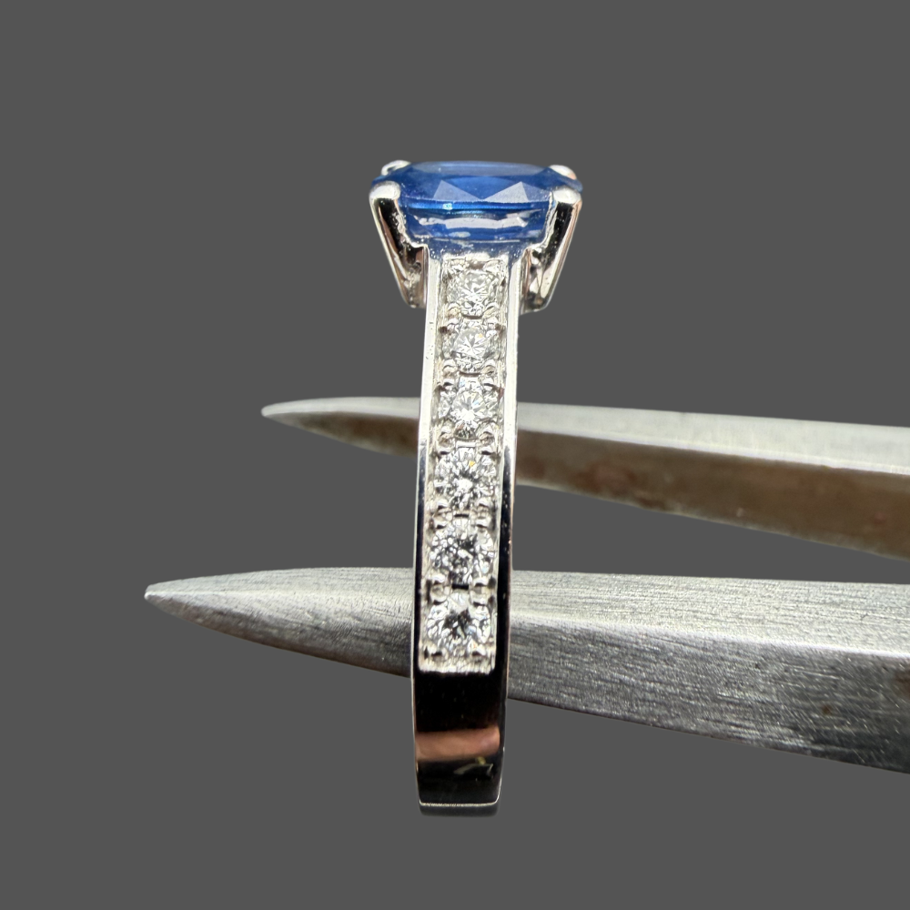 Bague solitaire saphir et diamants or blanc 18 carats 0,93 ct – Diamants 0,23 ct
