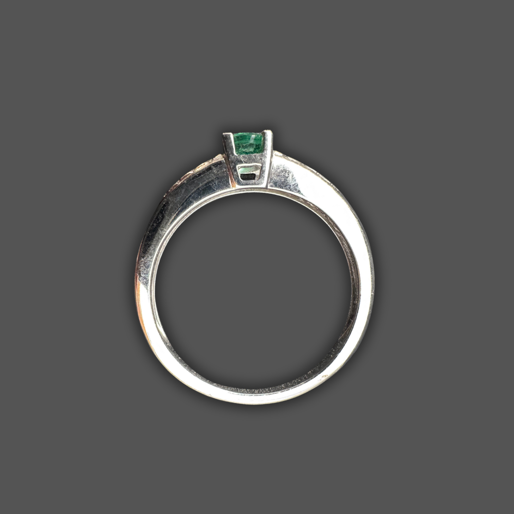 Bague en or blanc sertie d’une émeraude et diamants