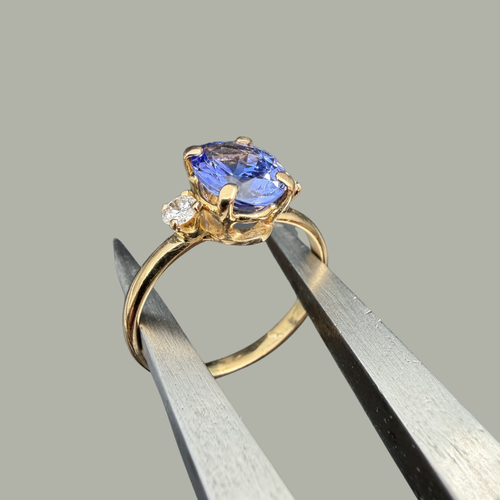 Bague solitaire tanzanite et diamants or jaune 18 carats 1,20 ct – Diamants 0,14 ct – Bijou d’occasion