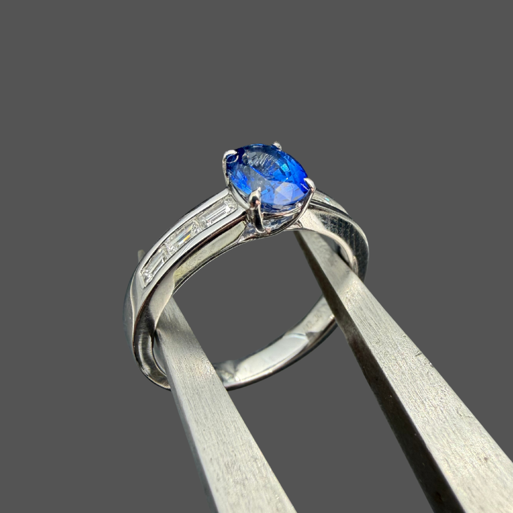 Bague Saphir Ovale & Diamants Baguette – Or Blanc 18 Carats