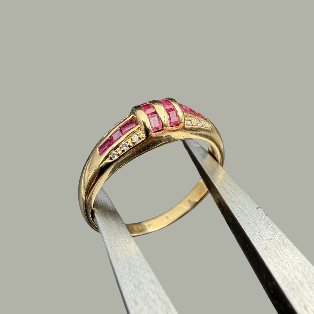 Bague rubis baguette et diamants or jaune 18 carats – Bijou d’occasion