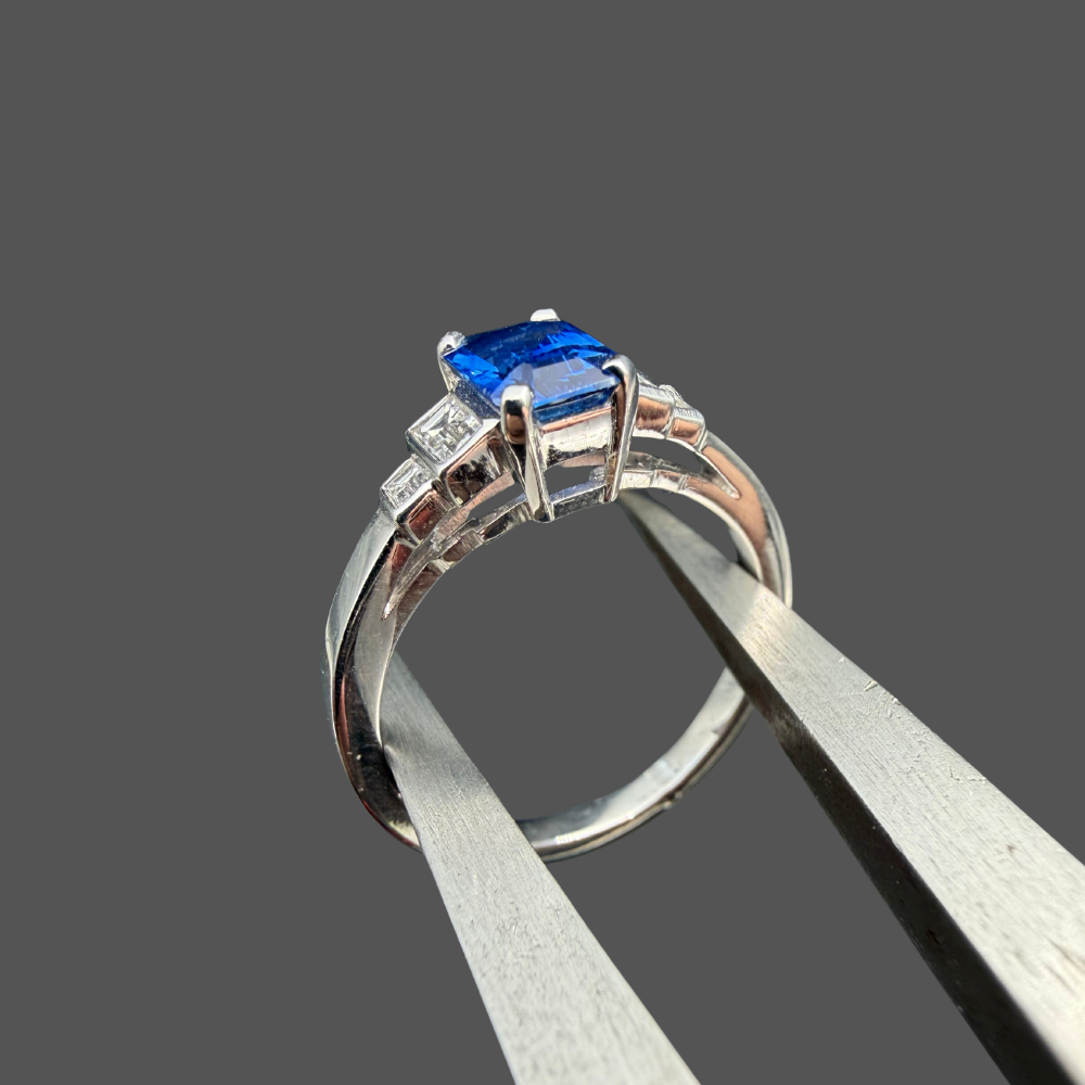 Bague Saphir Baguette & Diamants – Or Blanc 18 Carats