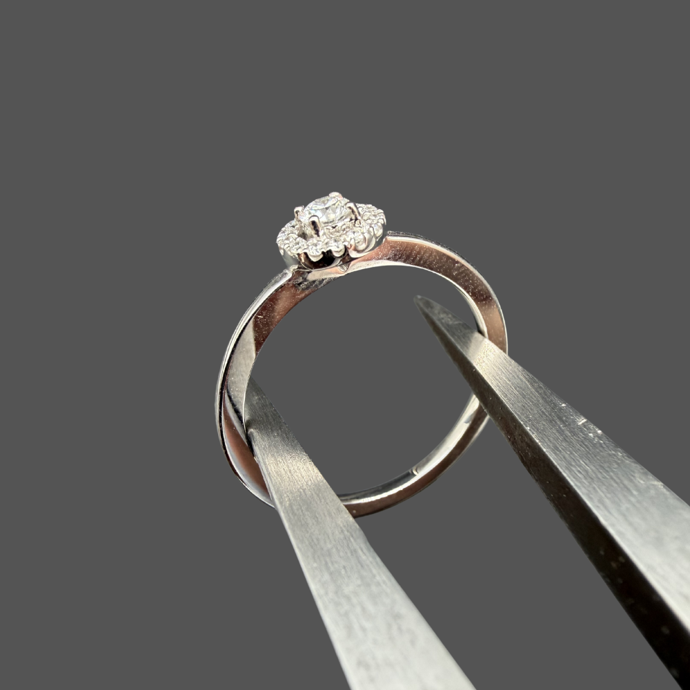 Bague solitaire accompagné diamant or blanc 18 carats 0,10 ct – Entourage diamants G VS 0,07 ct