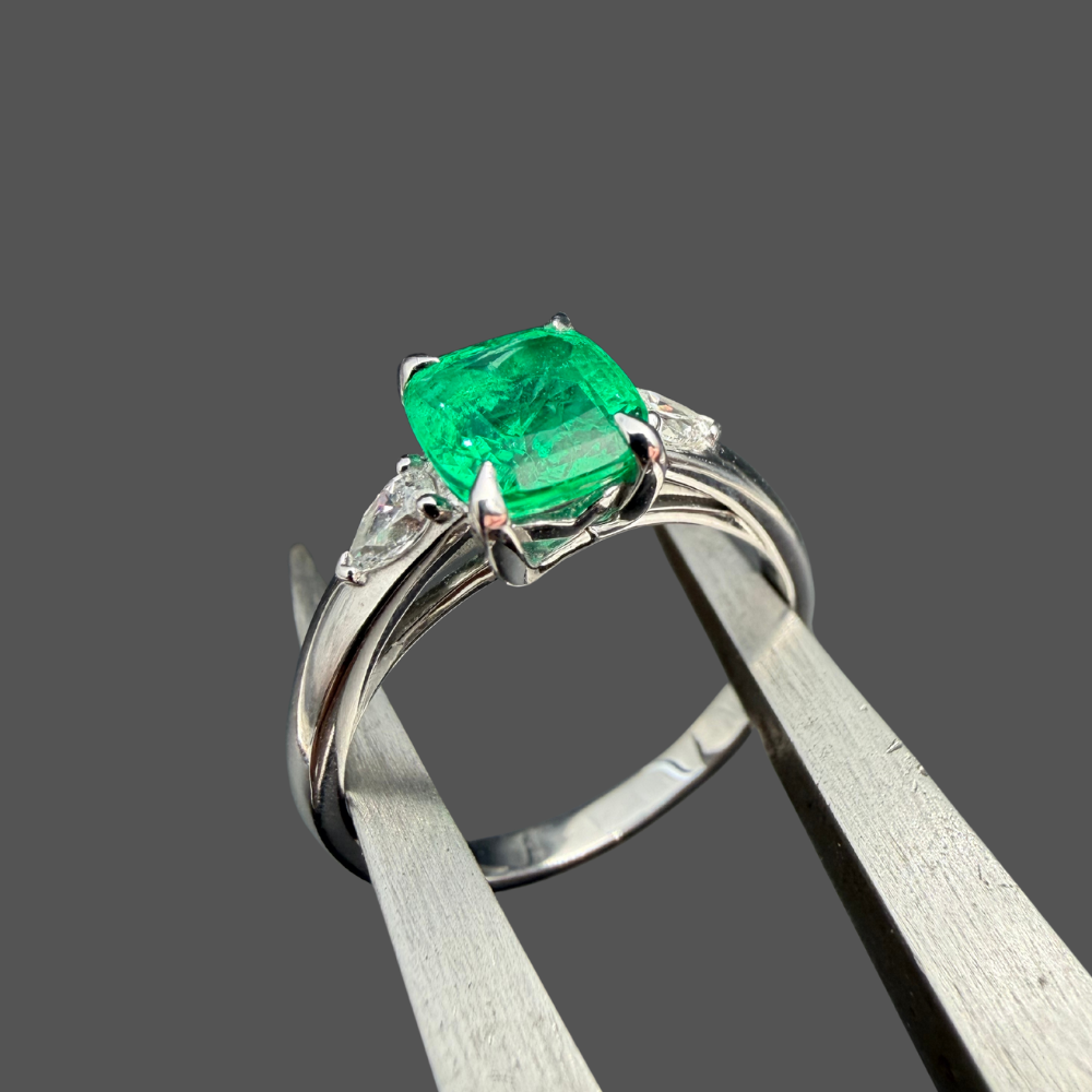 Bague Émeraude Coussin & Diamants Poire – Or Blanc 18 Carats