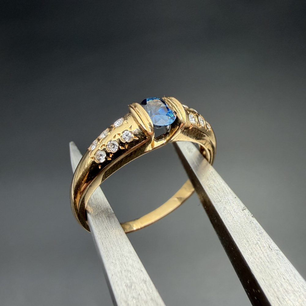 Bague saphir et diamants or jaune 18 carats – Saphir ovale et 6 diamants
