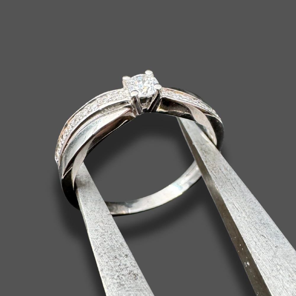 Solitaire accompagné en or blanc 0.18ct
