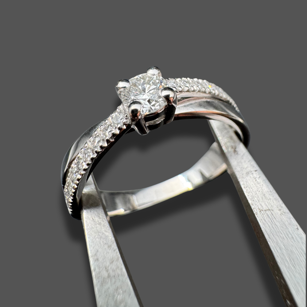 Solitaire accompagné en or blanc 0.34ct