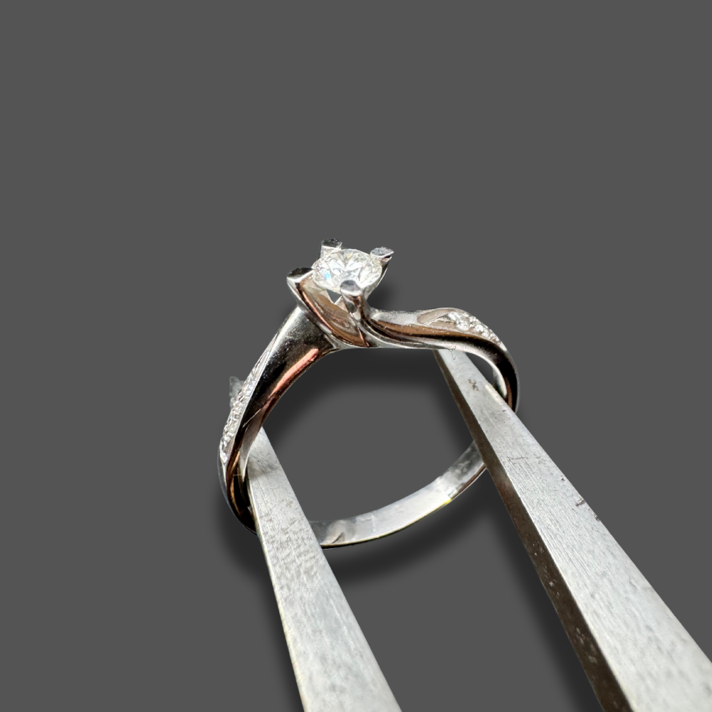 Solitaire accompagné en or blanc
