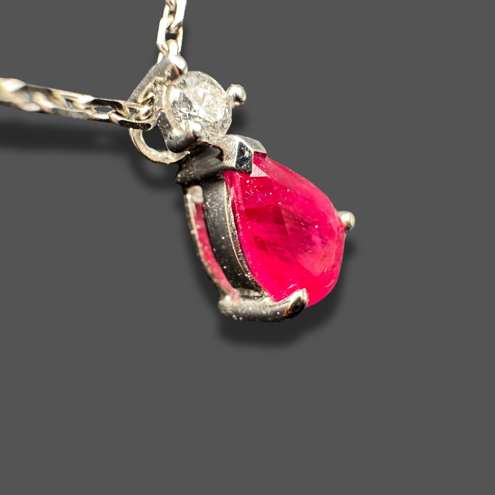 Pendentif en or blanc avec rubis poire