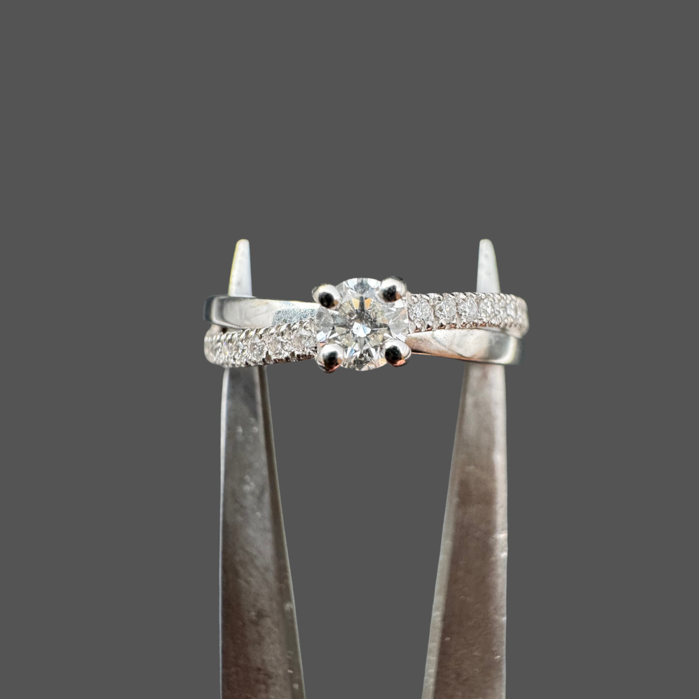 Solitaire accompagné en or blanc 0.34ct