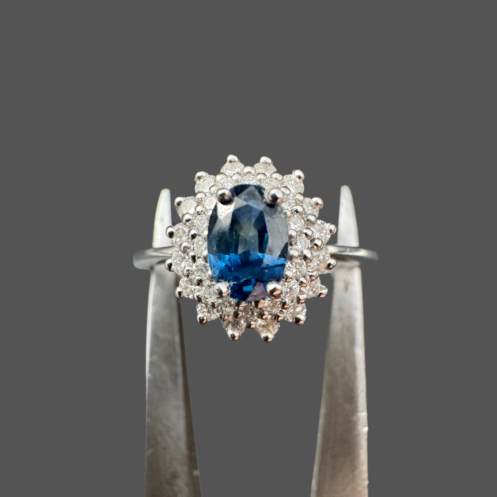 Bague en or blanc, saphir entourage diamants