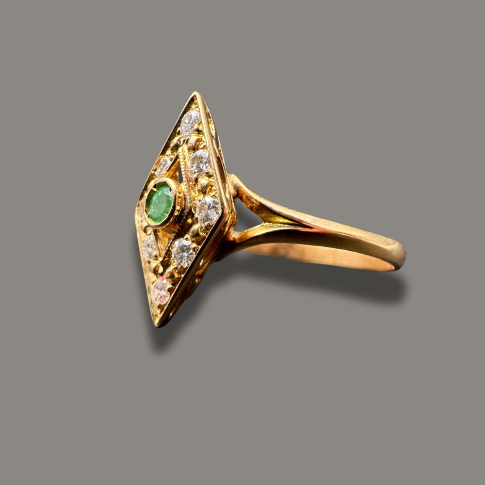 Bague Marquise en Or Jaune, Émeraude & Diamants