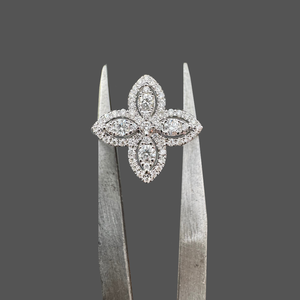 Bague fleur en or blanc 18 carats avec diamants