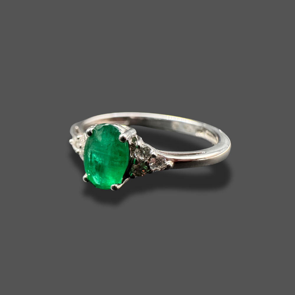 Bague en or blanc avec émeraude et diamants