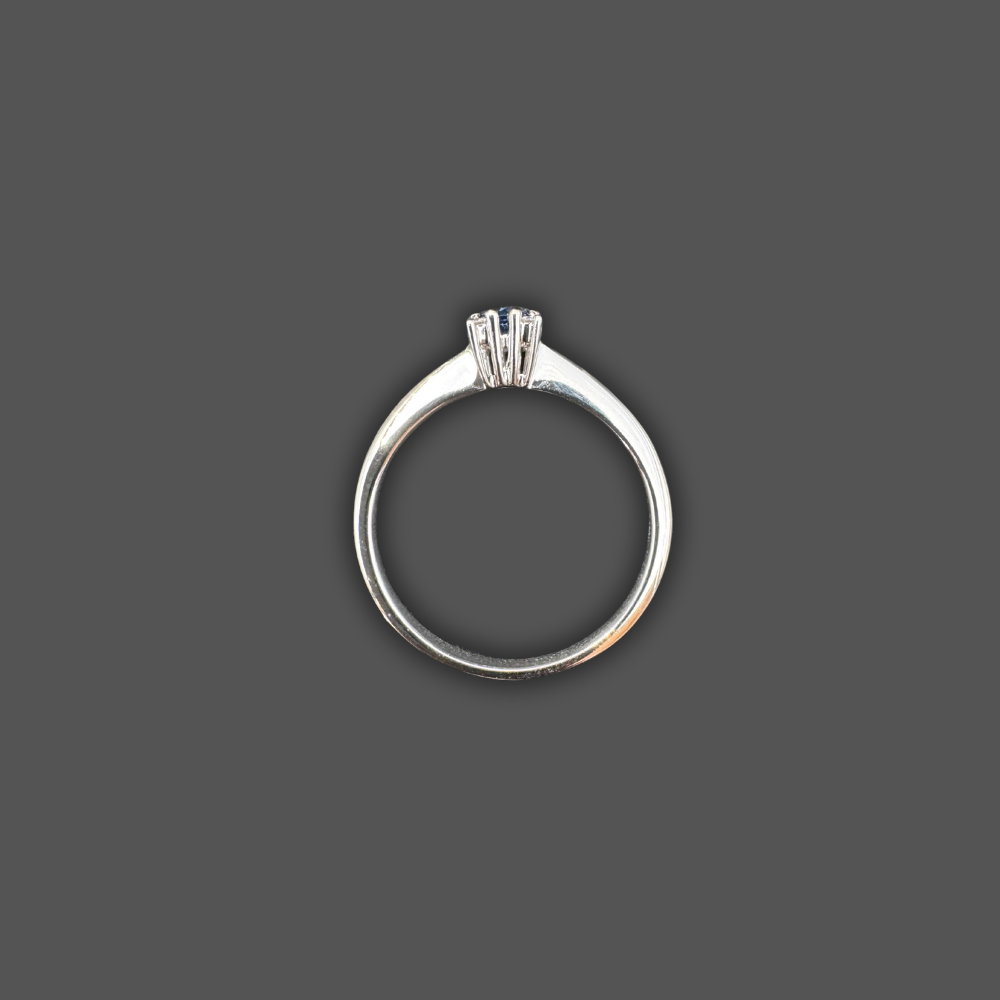 Bague en or blanc avec saphir