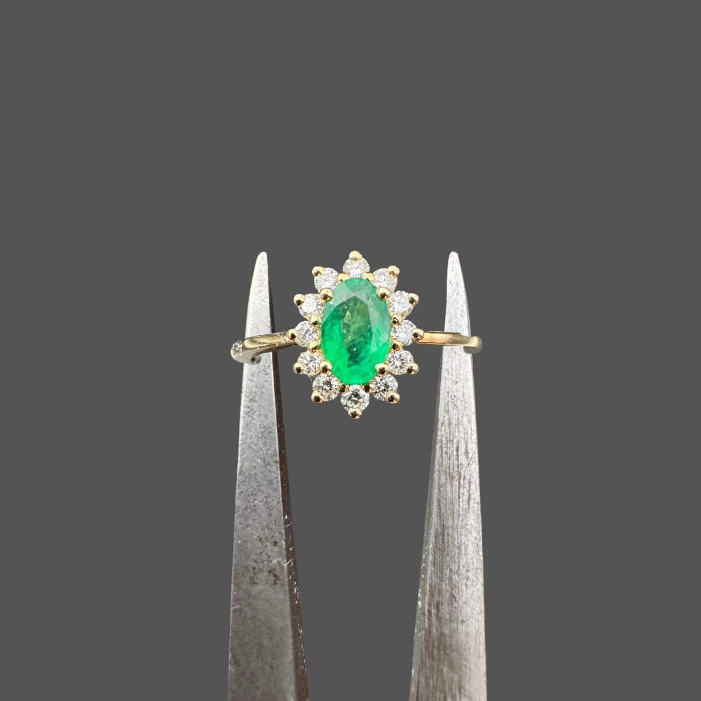 Bague en or jaune avec émeraude 0.56 ct et entourage diamant