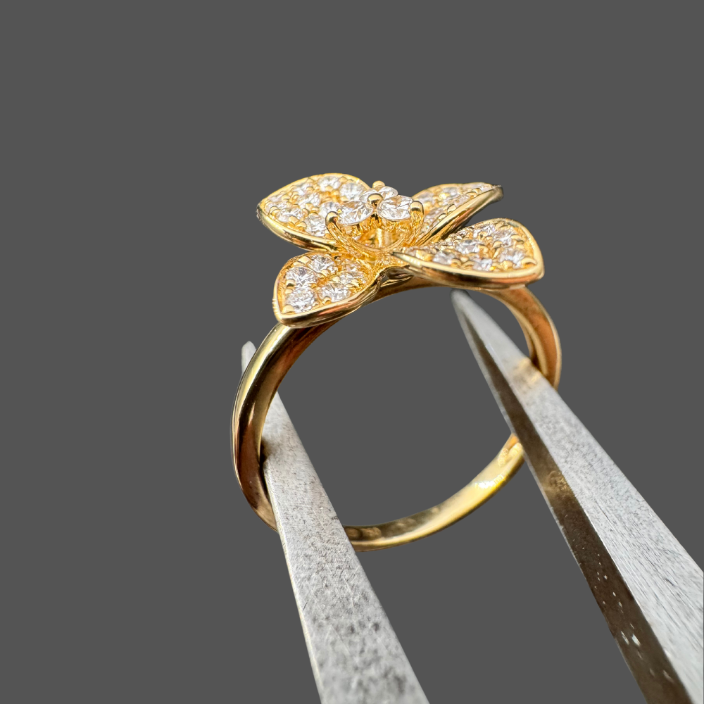 Bague fleur en or jaune 18 carats avec diamants
