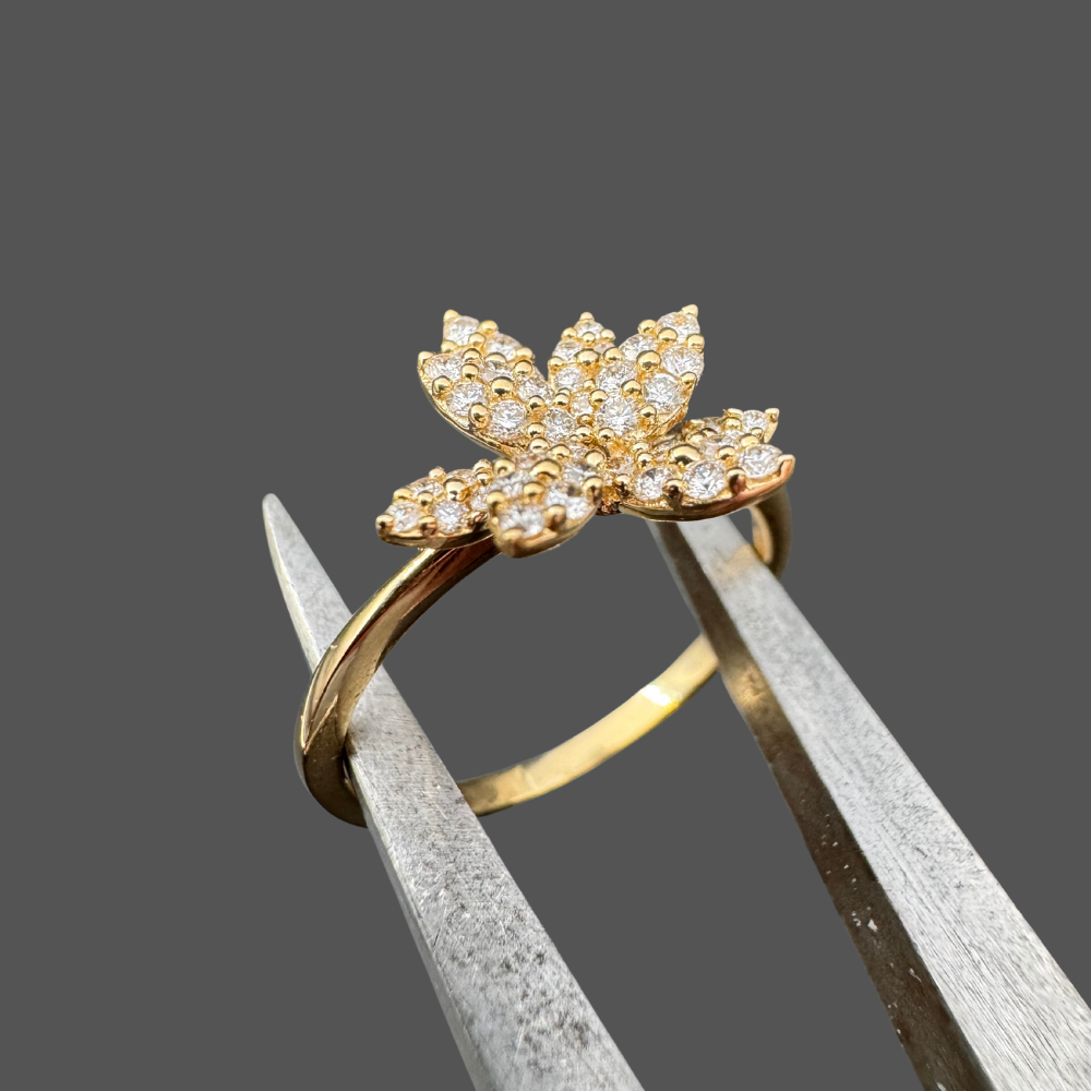 Bague fleur en or jaune 18 carats avec diamants