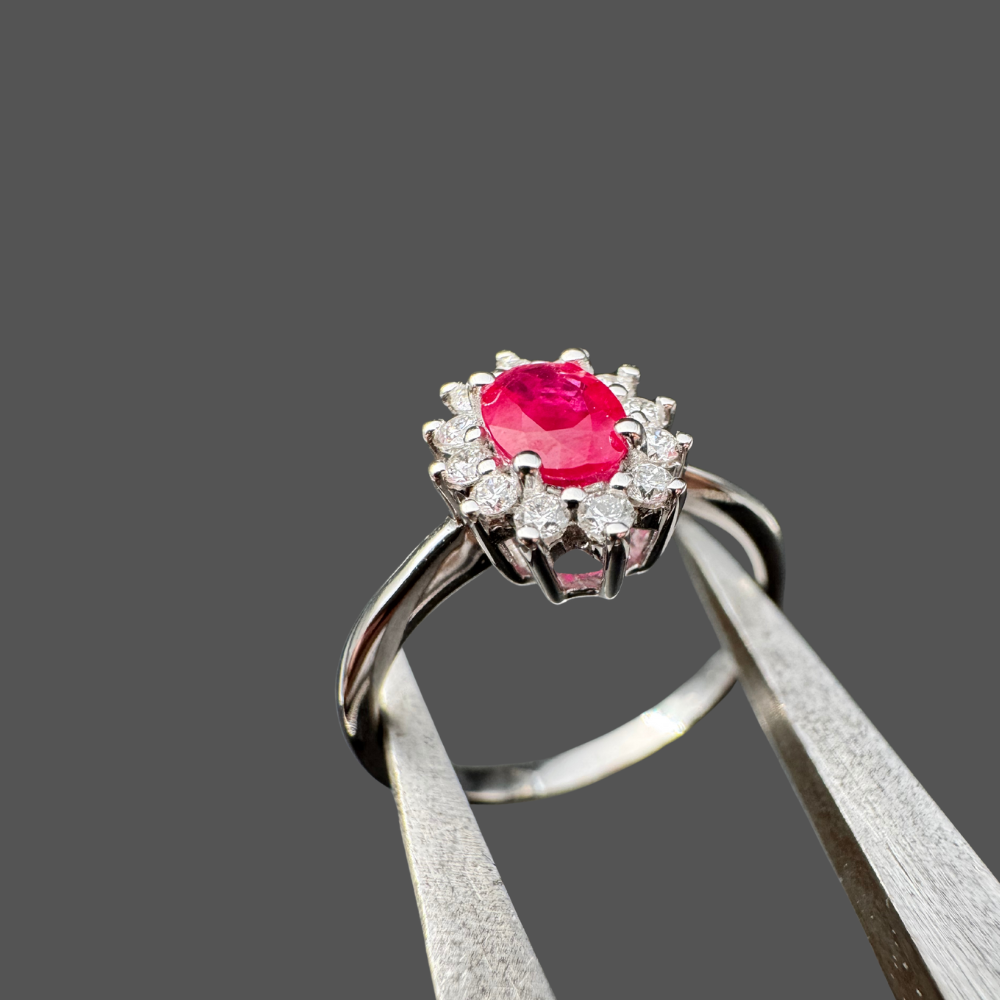 Bague en or blanc avec rubis 0.66ct et entourage diamant