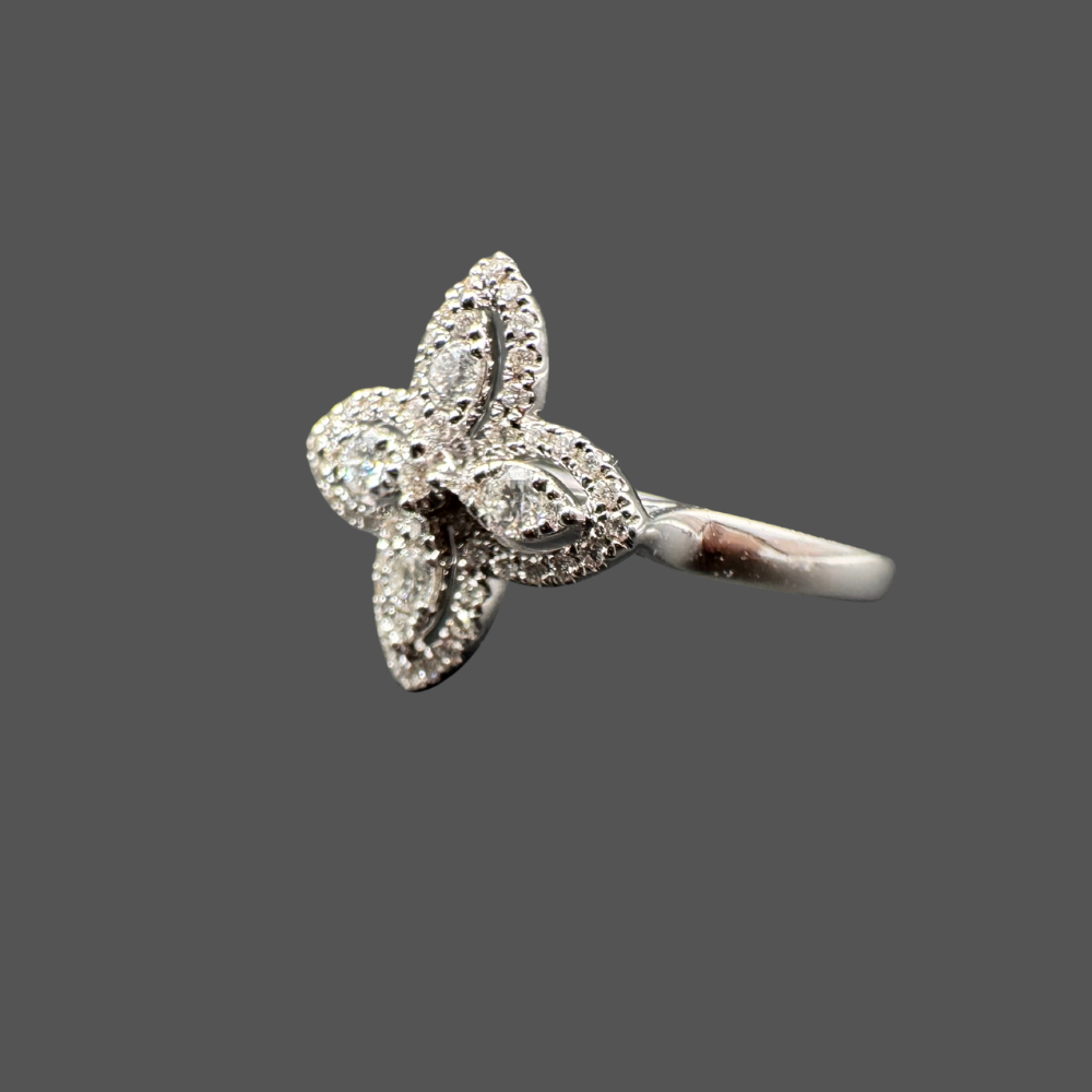 Bague fleur en or blanc 18 carats avec diamants