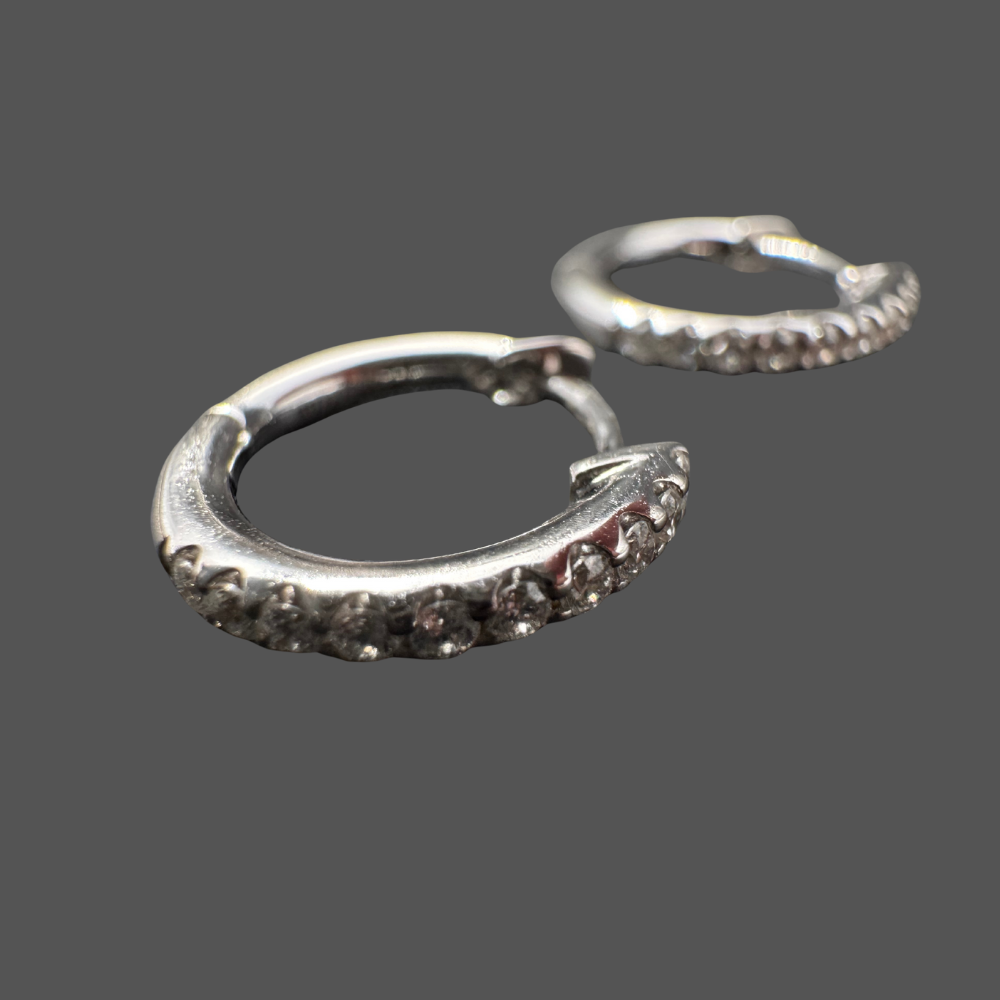 Créoles en or blanc 18 carats avec diamants – 0,18 ct
