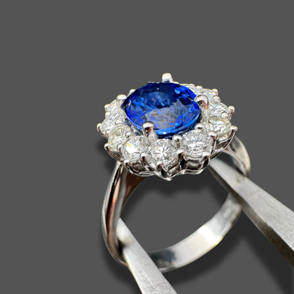 Bague en or blanc 18 carats, saphir 1 carat et diamants