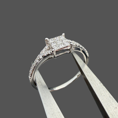 Bague Carrée Illusion Pavée de Diamants – Or Blanc 18 Carats
