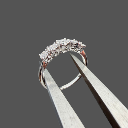 Demi-Alliance Illusion Pavée de Diamants – Or Blanc 18 Carats