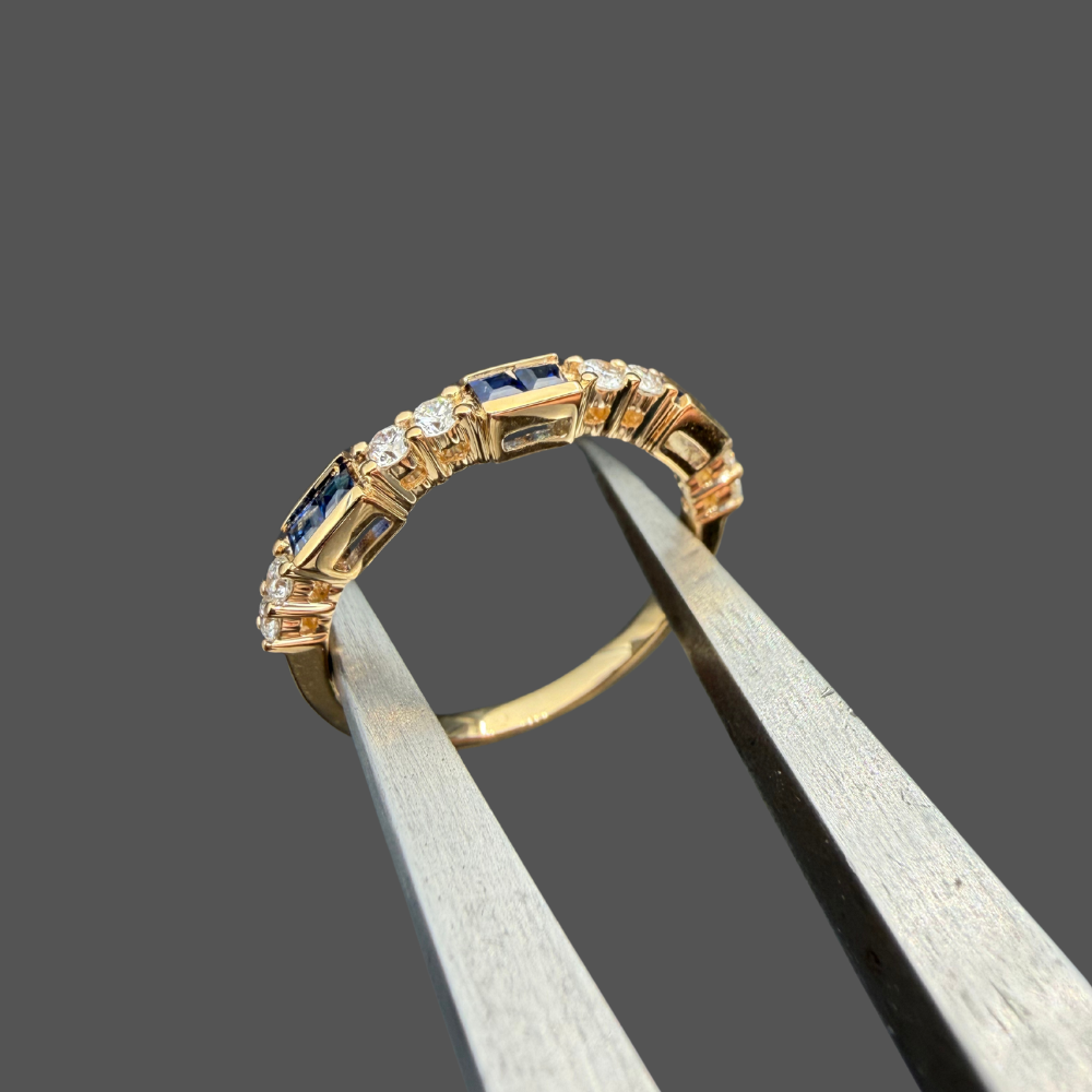 Demi-Alliance Saphirs Bleus & Diamants – Or Jaune 18 Carats