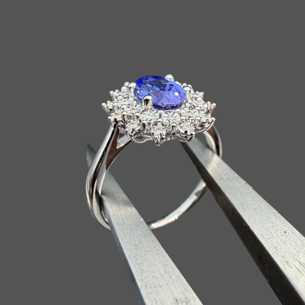 Bague Tanzanite Ovale Entourage Diamants – Or Blanc 18 Carats