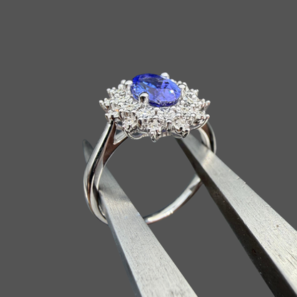 Bague Tanzanite Ovale Entourage Diamants – Or Blanc 18 Carats