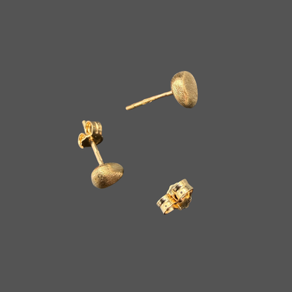 Boucles d’oreilles puces Galet Femme Adorée en or jaune 18 carats finition brossée