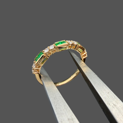 Demi-Alliance Émeraudes & Diamants – Or Jaune 18 Carats