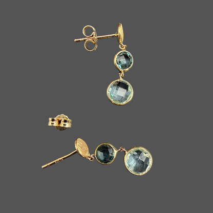 Boucles d’oreilles pendantes Femme Adorée en or jaune 18 carats – Topazes bleues facettées
