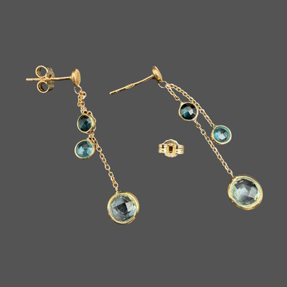 Boucles d’oreilles pendantes Femme Adorée en or jaune 18 carats – Trois topazes bleues facettées sur chaînes