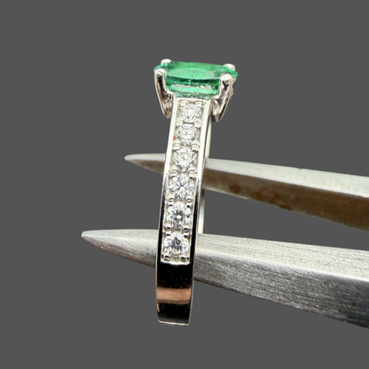 Bague solitaire émeraude et diamants or blanc 18 carats 0,64 ct – Diamants 0,24 ct