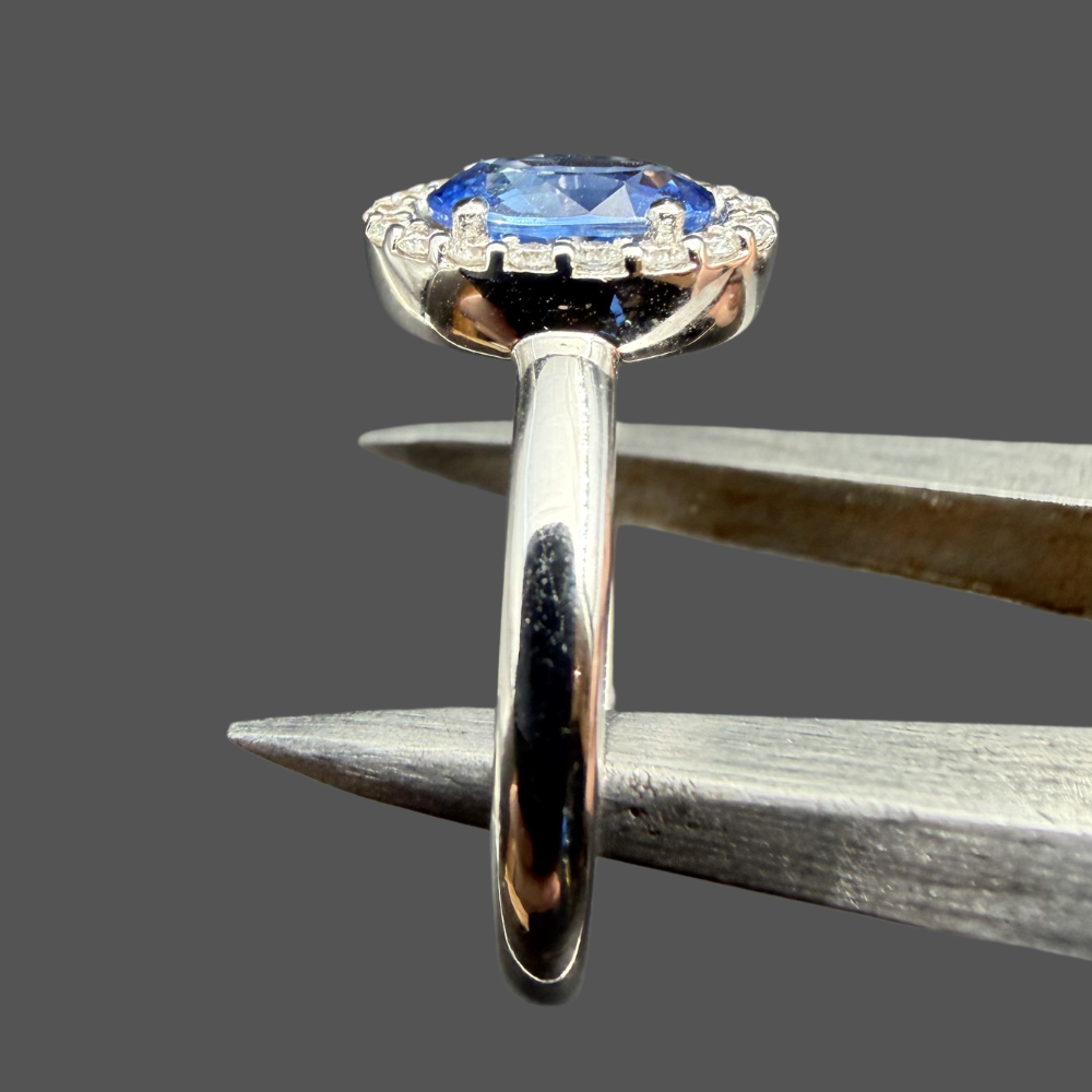 Bague saphir et diamants or blanc 18 carats 0,88 ct – Entourage diamants naturels 0,15 ct