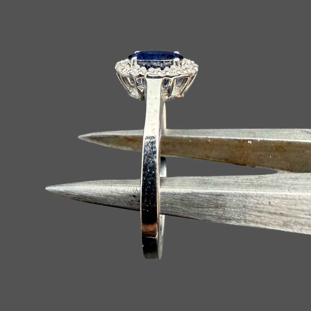 Bague saphir et diamants or blanc 18 carats 0,70 ct – Entourage diamants naturels 0,16 ct