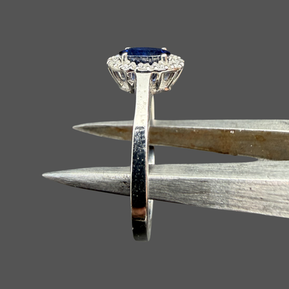 Bague saphir et diamants or blanc 18 carats 0,70 ct – Entourage diamants naturels 0,16 ct