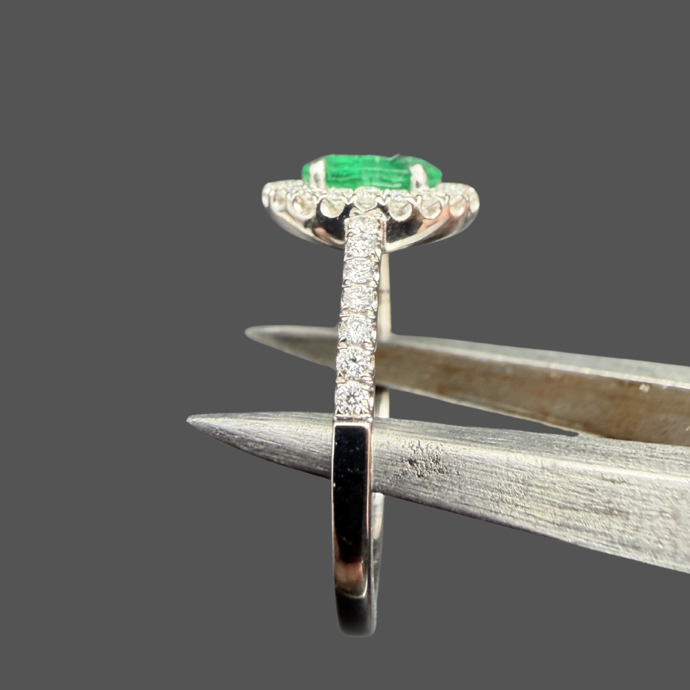 Bague émeraude et diamants or blanc 18 carats 0,63 ct – Entourage diamants naturels 0,30 ct