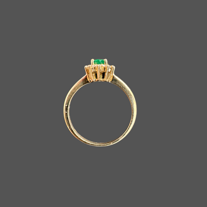 Bague en or jaune avec émeraude 0.56 ct et entourage diamant