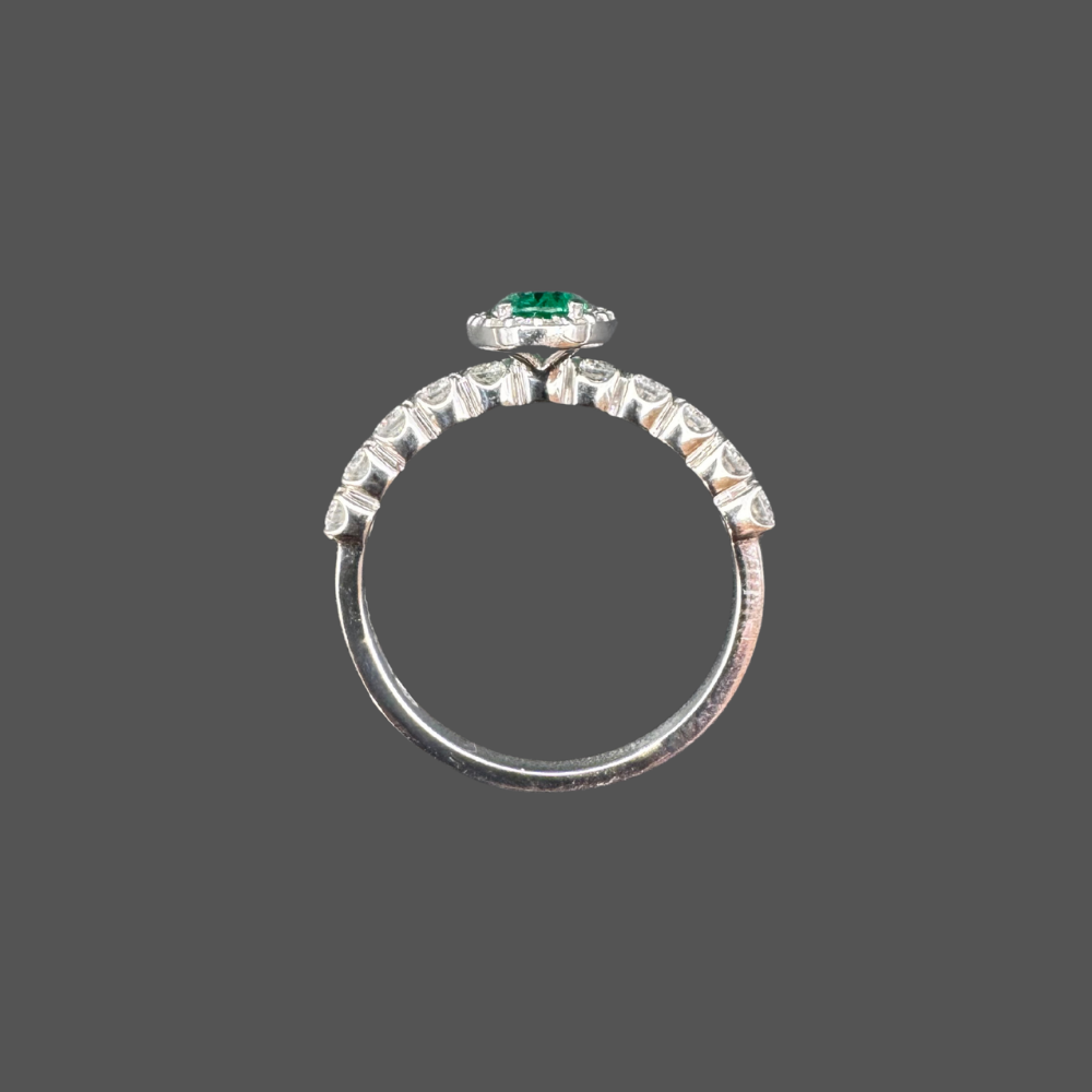 Bague en or blanc, émeraude et diamants