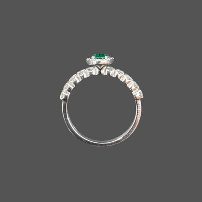 Bague en or blanc, émeraude et diamants
