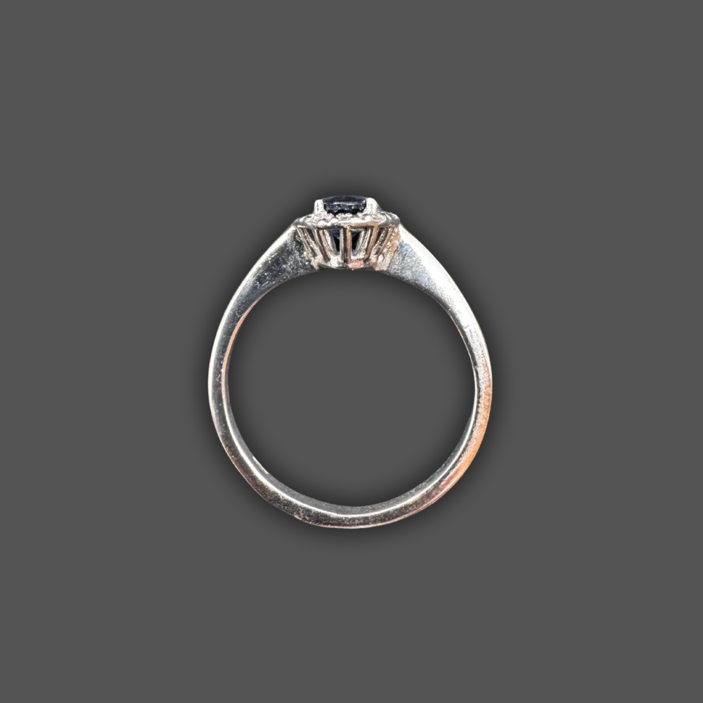 Bague en or blanc, saphir et diamants