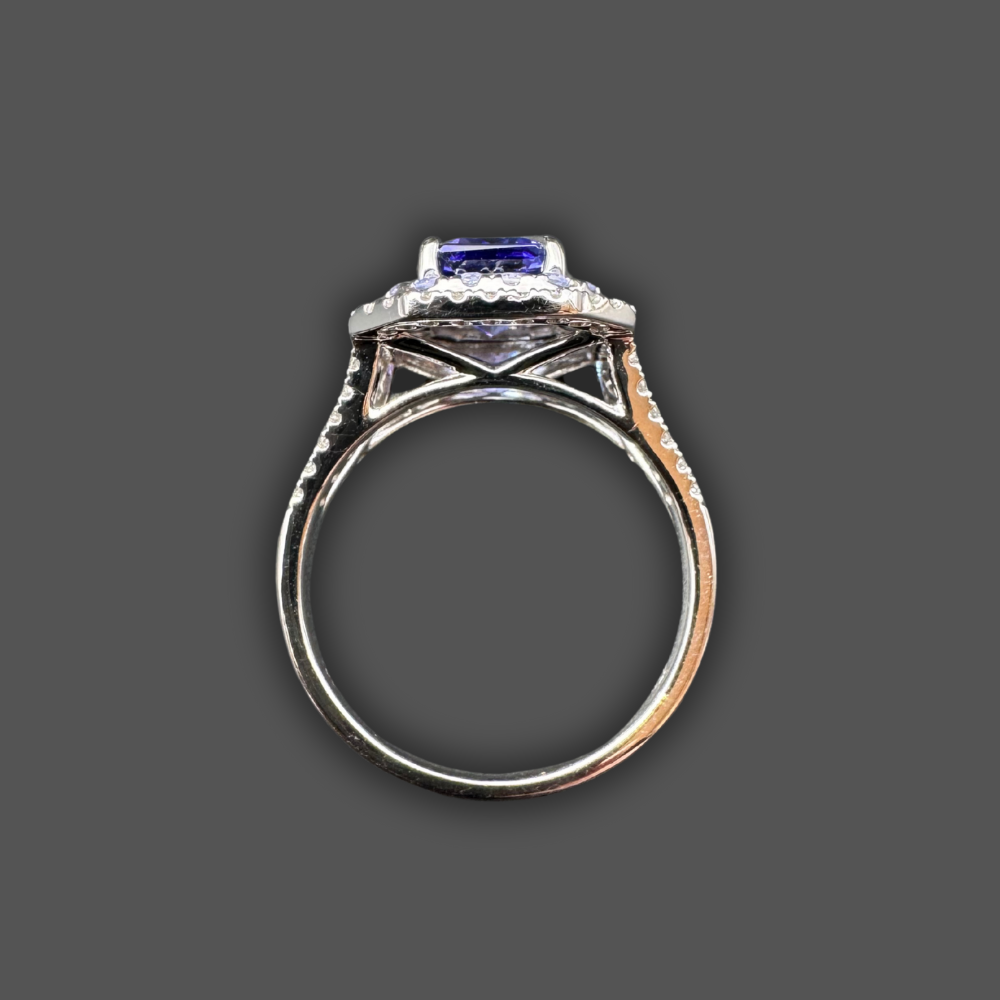 Bague en or blanc sertie d’une tanzanite et de diamants