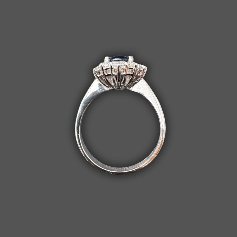 Bague en or blanc 18 carats, saphir 1 carat et diamants